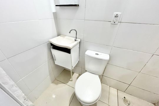 Banheiro de casa para alugar com 1 quarto, 25m² em Vila Roque, São Paulo