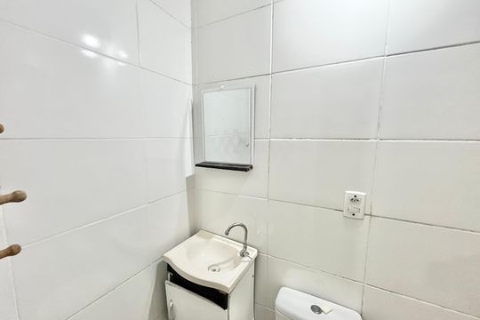 Banheiro de casa para alugar com 1 quarto, 25m² em Vila Roque, São Paulo