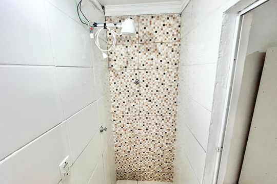 Banheiro de casa para alugar com 1 quarto, 25m² em Vila Roque, São Paulo