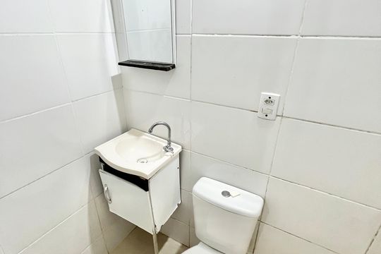 Banheiro de casa para alugar com 1 quarto, 25m² em Vila Roque, São Paulo