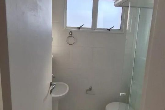 Banheiro de apartamento à venda com 2 quartos, 54m² em Caxambu, Jundiaí