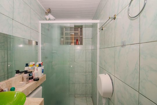 Banheiro de apartamento à venda com 2 quartos, 45m² em Santa Rosa de Lima, Porto Alegre