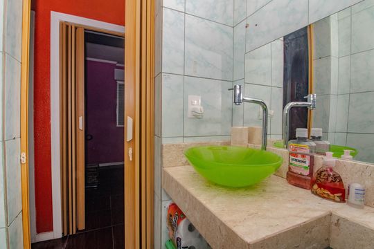 Banheiro de apartamento à venda com 2 quartos, 45m² em Santa Rosa de Lima, Porto Alegre
