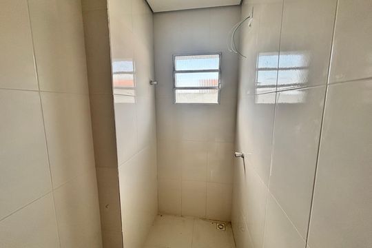 Banheiro de apartamento à venda com 2 quartos, 46m² em Parque Boturussu, São Paulo