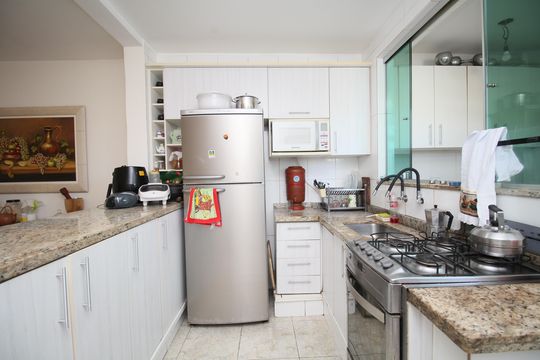 Cozinha de casa à venda com 3 quartos, 66m² em Jardim Oliveiras, Taboão da Serra