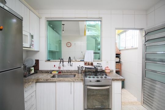 Cozinha de casa à venda com 3 quartos, 66m² em Jardim Oliveiras, Taboão da Serra