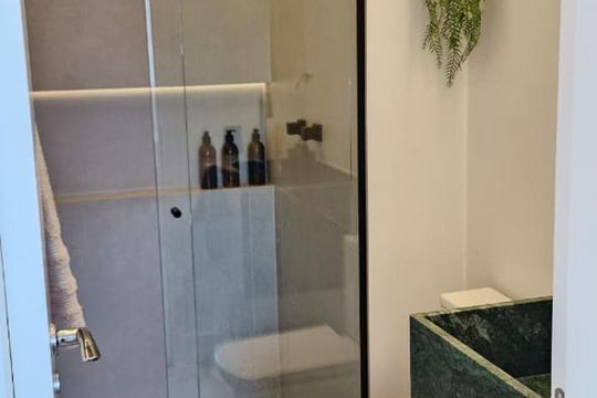 Banheiro de apartamento à venda com 3 quartos, 81m² em Vila Isa, São Paulo