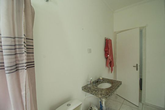 Banheiro social de casa à venda com 4 quartos, 120m² em Vila dos Remedios, São Paulo