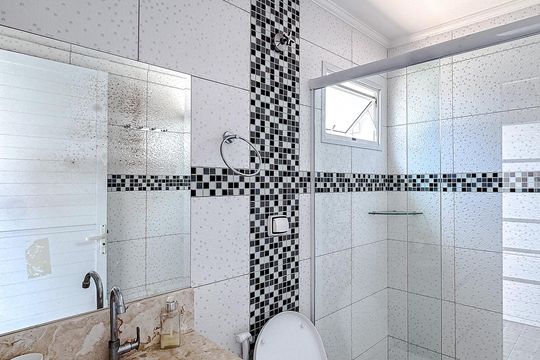 Banheiro 2 de casa à venda com 3 quartos, 180m² em Vila Canero, São Paulo