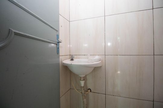 Banheiro de kitnet/studio para alugar com 1 quarto, 23m² em Vicente Pires, Brasília