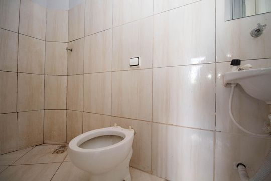 Banheiro de kitnet/studio para alugar com 1 quarto, 23m² em Setor Habitacional Vicente Pires, Brasília
