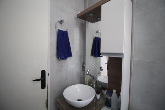 Banheiro de apartamento à venda com 3 quartos, 51m² em Mário Quintana, Porto Alegre