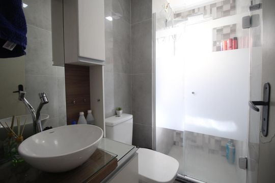 Banheiro de apartamento à venda com 3 quartos, 51m² em Mário Quintana, Porto Alegre