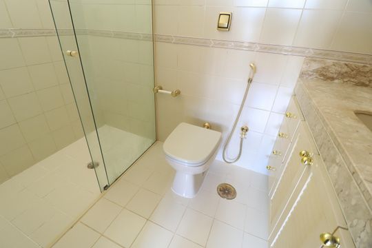 Banheiro da Suíte de apartamento para alugar com 1 quarto, 40m² em Centro, Uberlândia