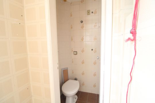 Banheiro de serviço de apartamento para alugar com 3 quartos, 85m² em Campininha, São Paulo