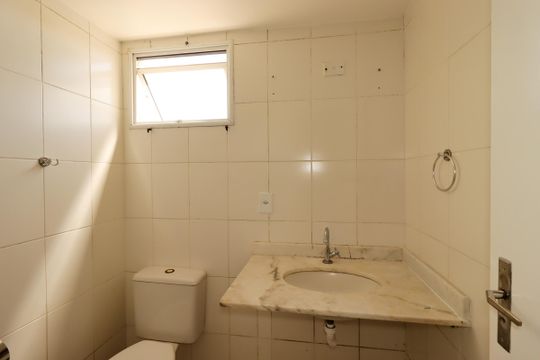 Banheiro de apartamento à venda com 2 quartos, 48m² em Parque Erasmo Assunção, Santo André