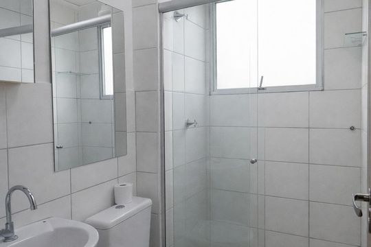 Banheiro de apartamento para alugar com 2 quartos, 44m² em Shopping Park, Uberlândia