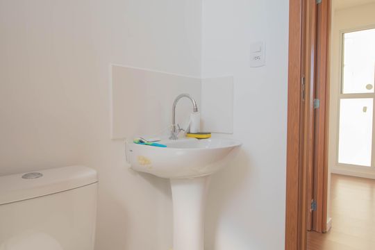 Banheiro de apartamento para alugar com 2 quartos, 48m² em Amendoeira, São Gonçalo