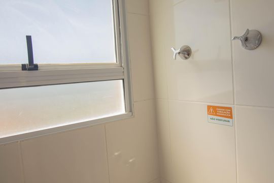 Banheiro de apartamento para alugar com 2 quartos, 48m² em Amendoeira, São Gonçalo
