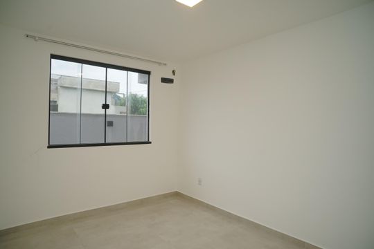 Quarto 1 de casa de condomínio para alugar com 3 quartos, 360m² em Bosque Fundo, Maricá