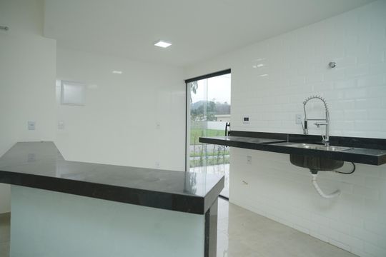 Cozinha de casa de condomínio para alugar com 3 quartos, 360m² em Bosque Fundo, Maricá