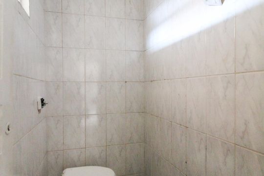 Banheiro de casa para alugar com 1 quarto, 40m² em Vila Carmosina, São Paulo
