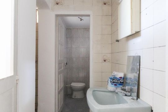 Banheiro de casa para alugar com 1 quarto, 40m² em Vila Carmosina, São Paulo