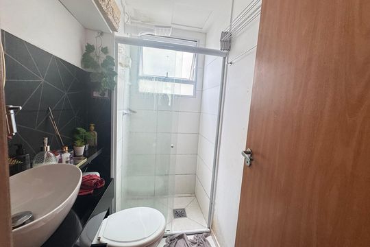 Banheiro de apartamento para alugar com 2 quartos, 44m² em Jardim das Margaridas, Salvador