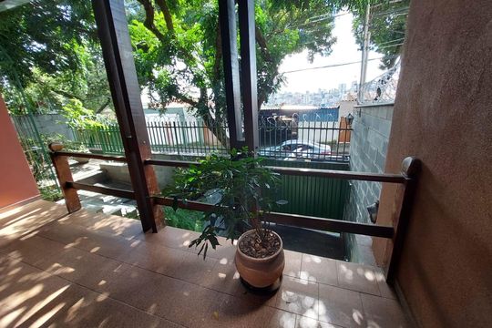 varanda de casa à venda com 5 quartos, 193m² em Jardim America, Belo Horizonte