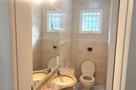 Banheiro de casa de condomínio à venda com 4 quartos, 257m² em Guarujá, Porto Alegre