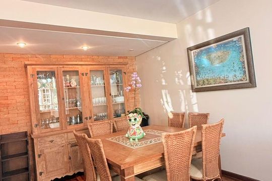 Sala de casa de condomínio à venda com 4 quartos, 257m² em Guarujá, Porto Alegre