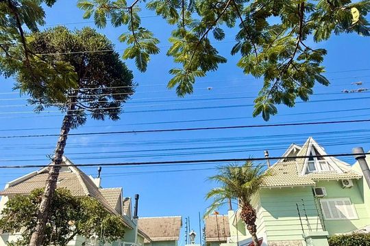 Fachada de casa de condomínio à venda com 4 quartos, 257m² em Guarujá, Porto Alegre
