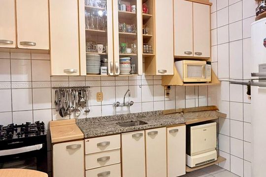 Cozinha de casa de condomínio à venda com 4 quartos, 257m² em Guarujá, Porto Alegre