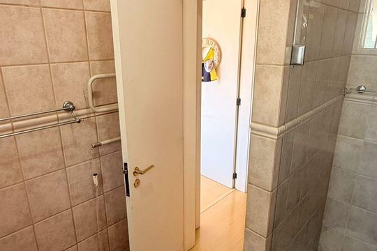 Banheiro de casa de condomínio à venda com 4 quartos, 257m² em Guarujá, Porto Alegre