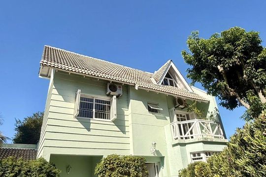 Área externa de casa de condomínio à venda com 4 quartos, 257m² em Guarujá, Porto Alegre