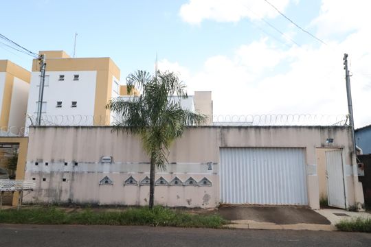 Fachada de apartamento para alugar com 2 quartos, 55m² em Jardim Ipanema, Uberlândia