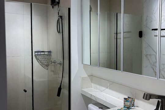Banheiro de apartamento à venda com 1 quarto, 29m² em Jardim das Acacias, São Paulo