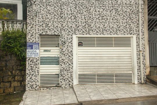 Placa instalada em 01/04/2026 com o código MLWT-249 de casa à venda com 5 quartos, 200m² em Jardim Irene, Santo André
