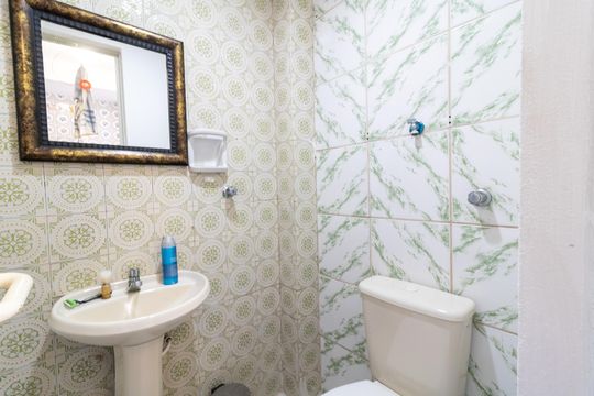 Banheiro de serviço de apartamento à venda com 1 quarto, 55m² em Cidade Baixa, Porto Alegre