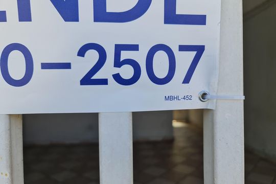 Fachada do imóvel com placa QuintoAndar de casa para alugar com 3 quartos, 189m² em Jardim Valeria, Guarulhos