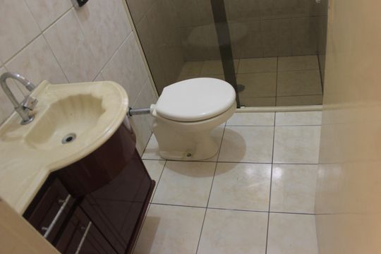 Banheiro social 1 de casa para alugar com 3 quartos, 189m² em Jardim Valeria, Guarulhos