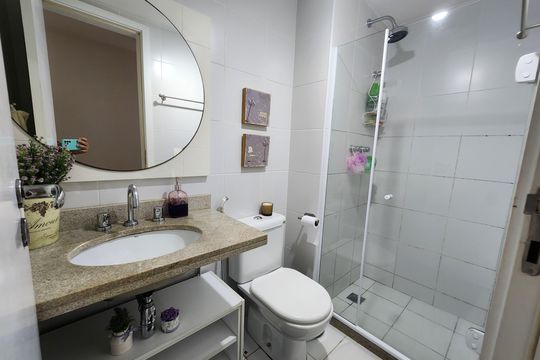 Banheiro de apartamento à venda com 2 quartos, 77m² em Barra da Tijuca, Rio de Janeiro