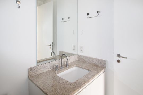 Banheiro da Suíte  de apartamento para alugar com 2 quartos, 65m² em Indianópolis, São Paulo