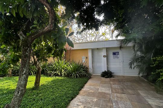 Fachada de casa de condomínio para alugar com 3 quartos, 160m² em Barra da Tijuca, Rio de Janeiro