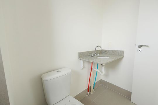 Banheiro de apartamento para alugar com 1 quarto, 44m² em Passo D’areia, Porto Alegre