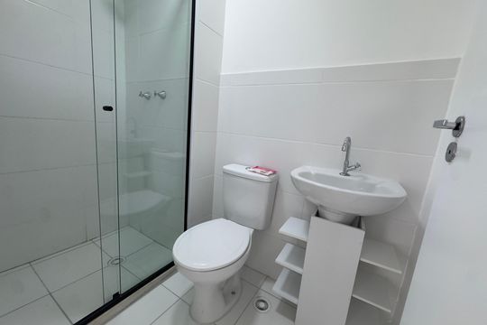 Banheiro de apartamento para alugar com 1 quarto, 35m² em Jardim Piracuama, São Paulo