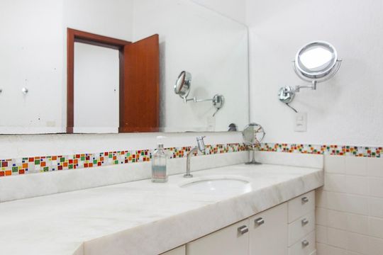 Banheiro da Suite Master de casa para alugar com 3 quartos, 560m² em Tubalina, Uberlândia