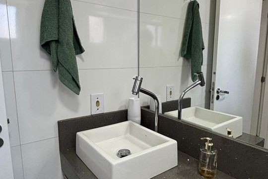 Banheiro de apartamento à venda com 2 quartos, 44m² em Vila Mazzei, Santo André