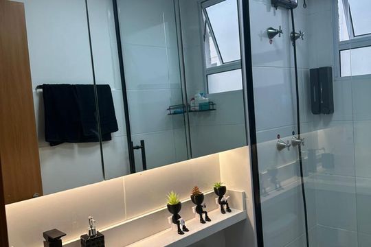 Banheiro de apartamento à venda com 2 quartos, 40m² em Mário Quintana, Porto Alegre