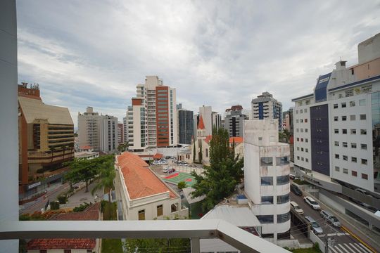 Sala vista de apartamento para alugar com 2 quartos, 82m² em Centro, Florianópolis